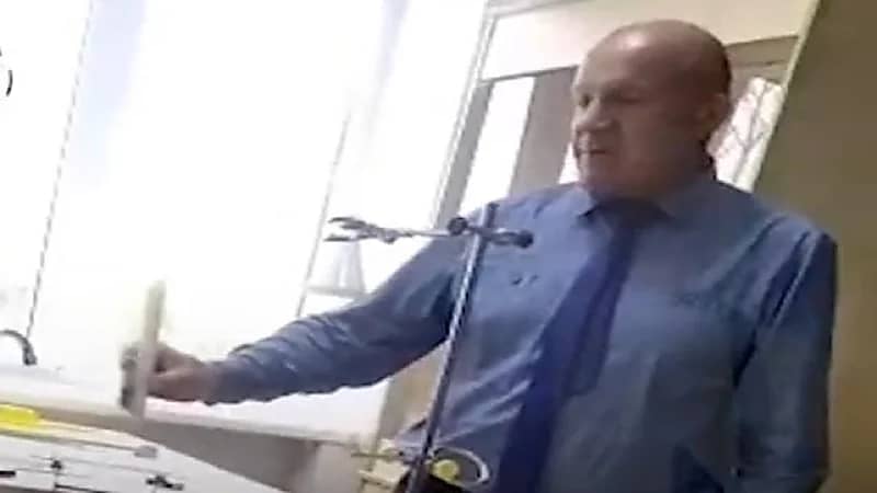 تجربة أستاذ كيمياء تسمم 9 أطفال!