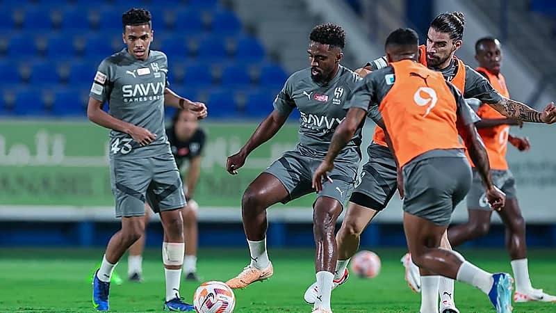 الهلال يجري تدريباته وإصابة سلمان الفرج