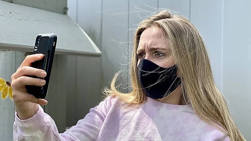 استخدام بصمة الوجه لفتح قفل "آيفون" أثناء ارتداء الكمامة