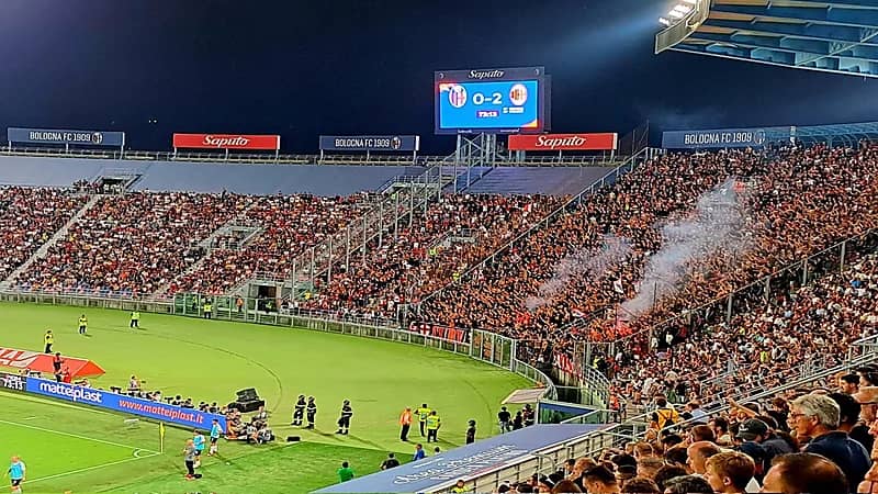 ميلان يقضي الاستراحة بين شوطي مباراة بولونيا على أرضية الملعب