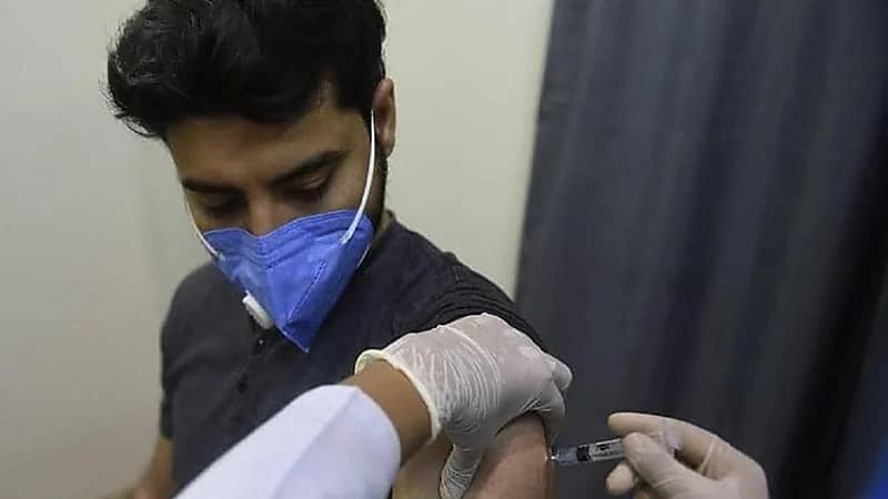 ولاية باكستانية تهدد رافضي لقاح كورونا بقطع شبكة الهاتف