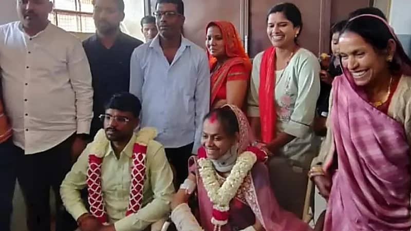 رجل يقيم حفل زفافه على عروسته المصابة داخل مستشفى