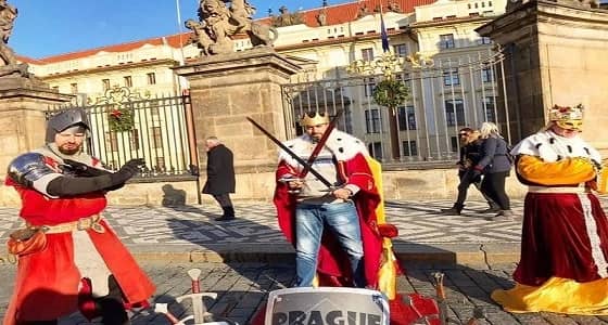 بالصورة.. باسم ياخور يتنكر في زي معلم شاورما