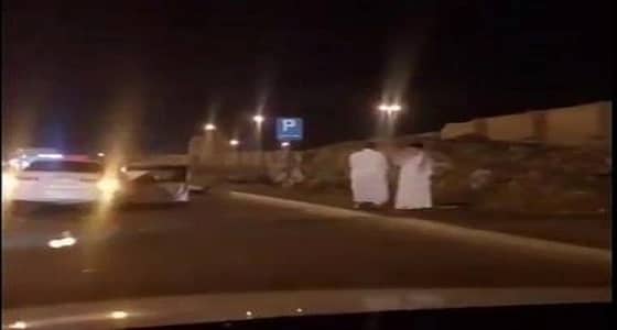 بالفيديو.. تصرف مثير لشابين أثناء انتظارهما للمرور بعد تصادم مركبتيهما