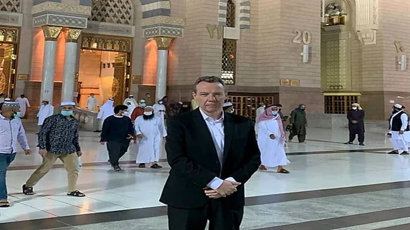 القنصل البريطاني: "اعتنقت الاسلام منذ 25 عامًا وأحب الصلاة بالمسجد النبوي"