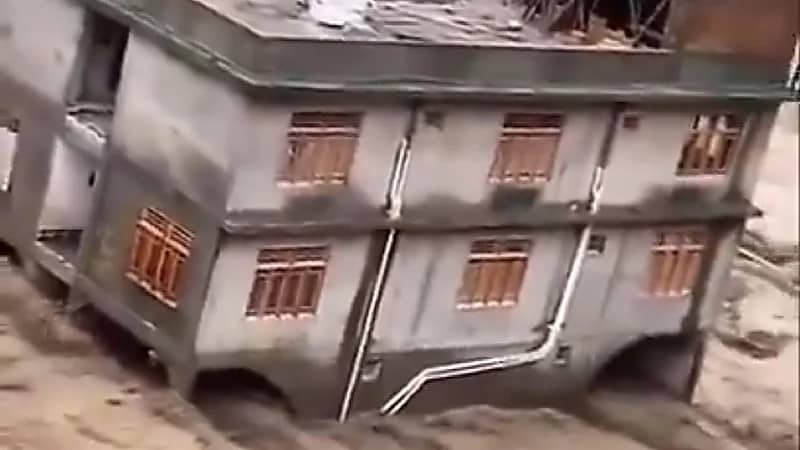 فيضانات باكستان تودي بأرواح أكثر من 340 شخصًا.. فيديو