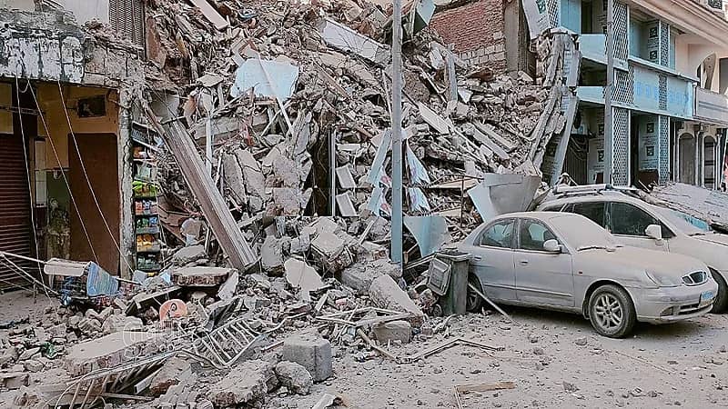 انهيار عقار من 13 طابقا في مصر وعدد من السكان تحت الأنقاض .. فيديو