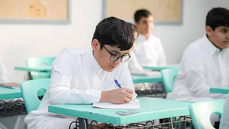 تمديد إجازة الصيف أسبوعًا لطلاب مكة والمدينة وجدة والطائف