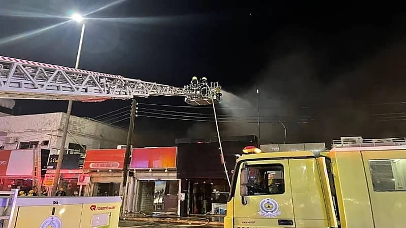 بالصور.. اندلاع حريق في مجال تجارية بسبب ماس كهربائي بتبوك