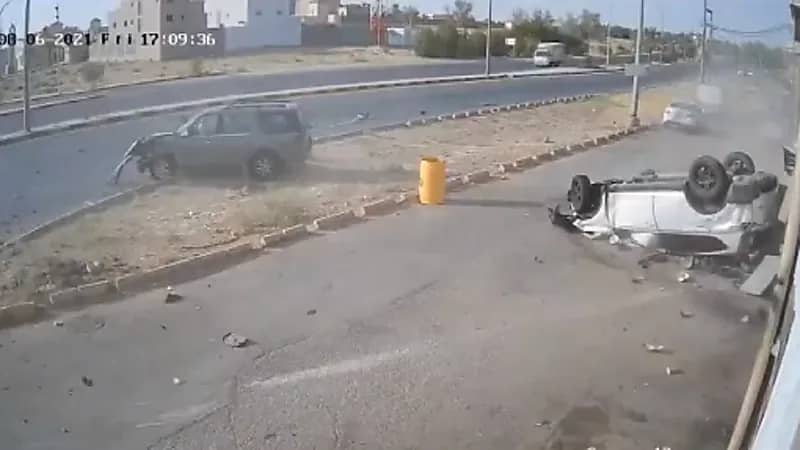 بالفيديو.. تصادم مروّع بين مركبتين في بريدة وانقلاب إحداهما