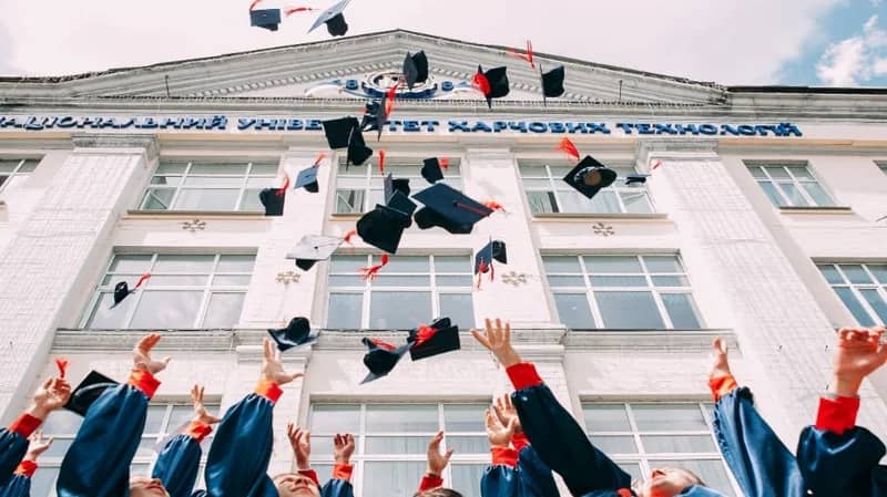 جامعة تحظر على الفتيات الإفراط في الزينة