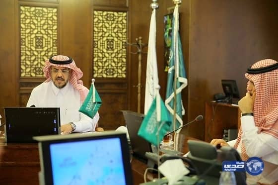 بالصور.. أمير عسير يستقبل أسرة عفت عن قاتل أخيهم