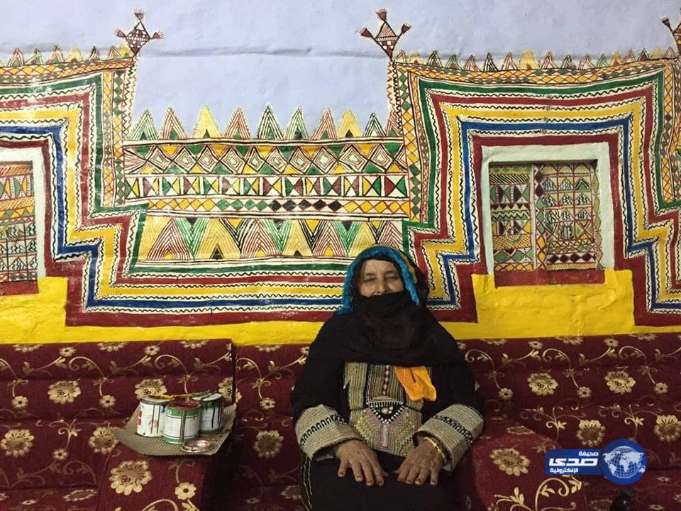 بالصور.. تهشم سيارات بسبب سقوط عمود إنارة وجدار بالأفلاج