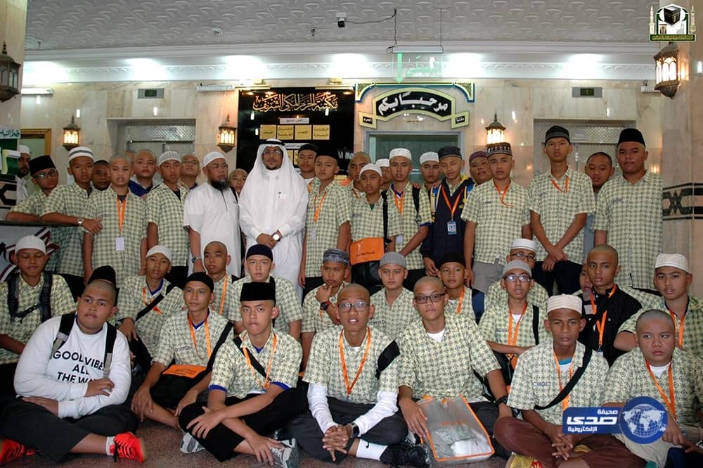 شاهد.. خالد عبدالرحمن يطلب من الجماهير الانتقال إلى مكان آخر للتصوير معه 