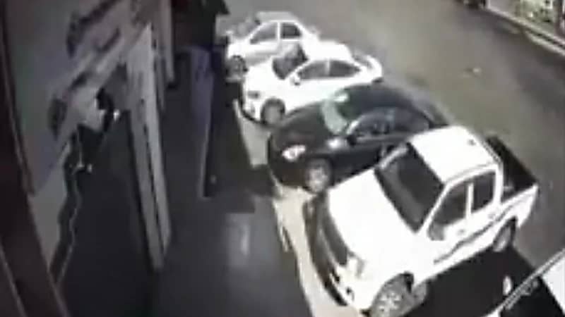 بالفيديو.. انقلاب مركبة بعد اصطدامها بأخرى بإحدى مناطق المملكة