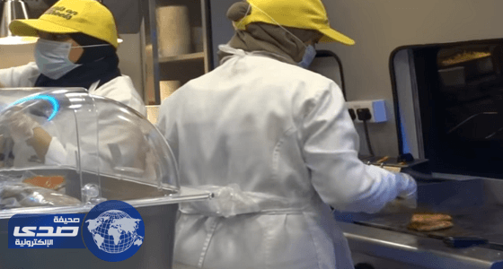 بالفيديو: 3 شقيقات يفتتحن مطعماً متنقلاً للسيدات بجدة