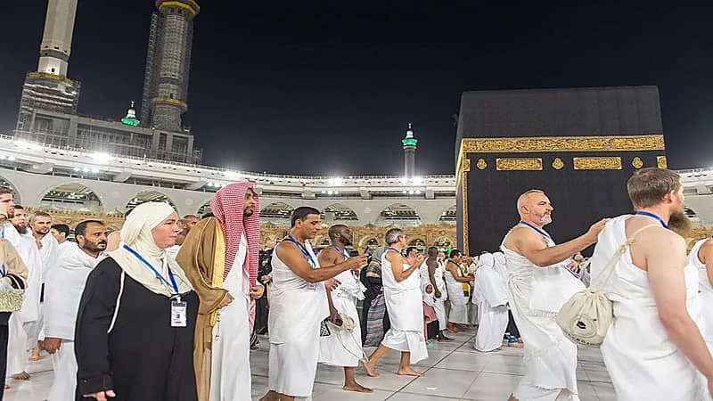 "شؤون الحرمين" تستقبل 100 من المسلمين الجدد لأداء العمرة