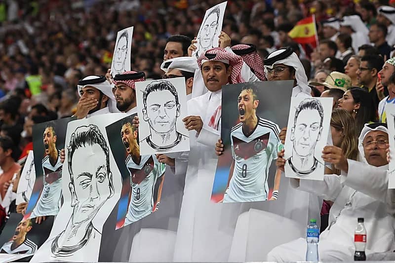 بالفيديو.. مُشجع قطري يتجول بين مُشجعين ألمانيا ويأشر بنفس حركتهم "تكميم الأفواه"