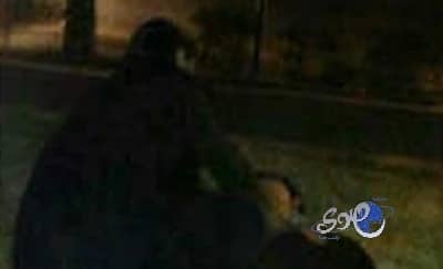 فتاة تلقى بشاب ارضاً في شارع عام وتخلع ملابسة وتغتصبة أمام المارة !