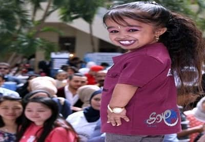 غينيس تتوج أقصر امرأة بالعالم في الكويت