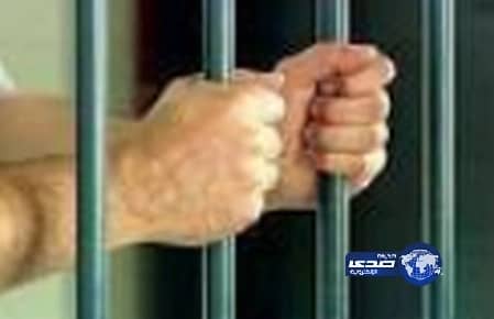 القبض على أب هدد أسرته بالقتل