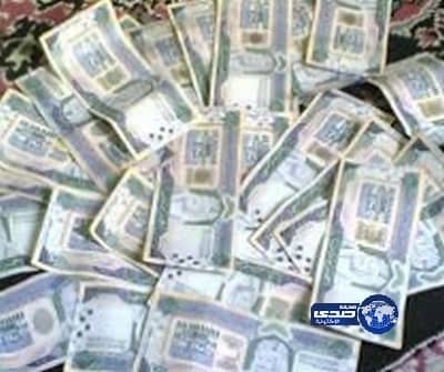 عمال تنجيد يعيدون مبلغ 50 ألف ريال عثروا عليها داخل كنبة أحضرها زبون 