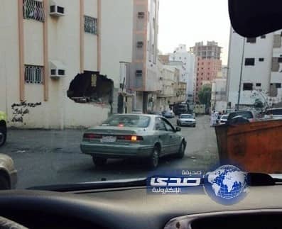 بالصور.. قلاب يصدم عدة سيارات بمكة ويخترق جدار منزل إثر تعطل الفرامل