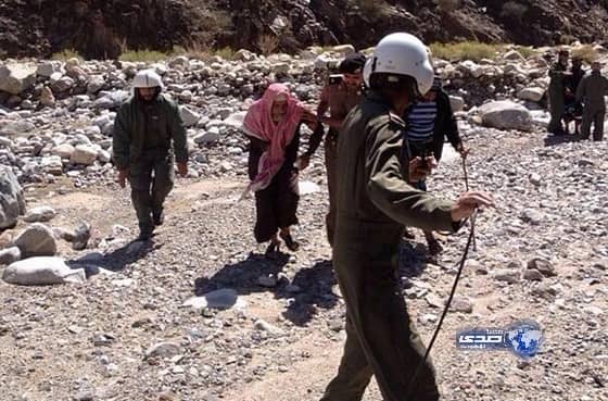 طيران الأمن ينقذ مواطن احتجزته السيول في سراة عبيدة