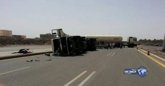 انقلاب شاحنة غاز في دوار البساتين بحي عرقة بالرياض