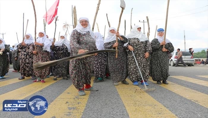 بالصور.. قرويات تركيات يقطعن طريقًا بين ولايتين بالمناجل والفؤوس