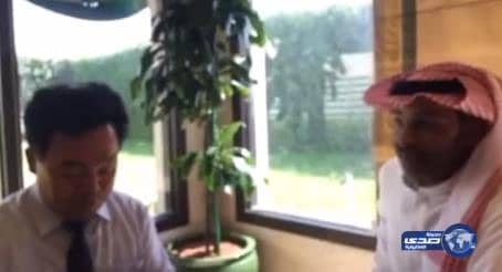 بالفيديو..  هلالي يلقن رجل أعمال كوري الشهادة