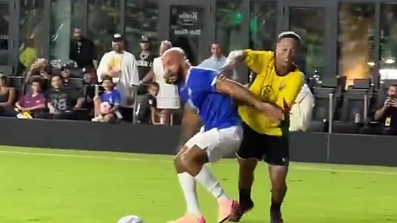 رونالدينيو يخطف الأنظار بمهاراته أمام حارس ميسي .. فيديو