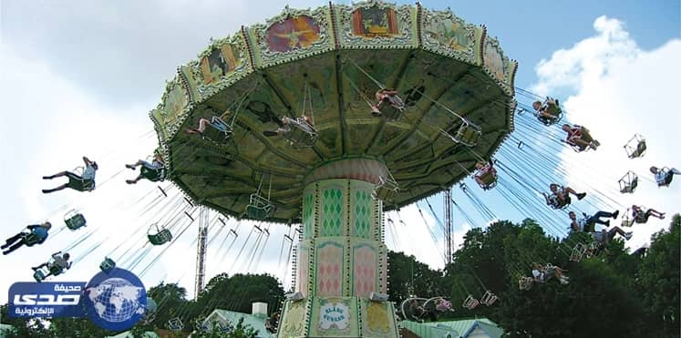 فيديو مٌرعب.. فتاة تتعلق من قدميها في الهواء بمدينة ملاهي