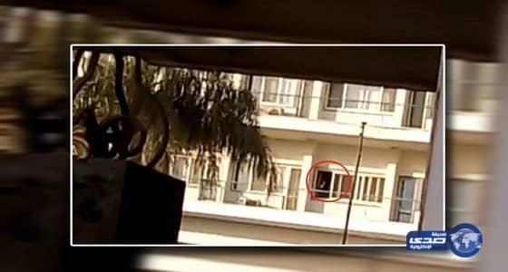 بالفيديو.. شبان يتعديان بالضرب على دورية أمنية بالكويت