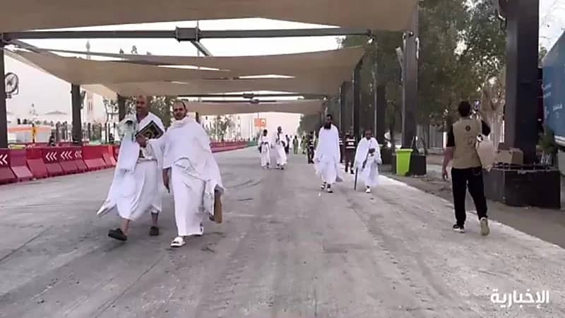 رذاذ الماء والمظلات تلطف أجواء مشعر عرفات.. فيديو