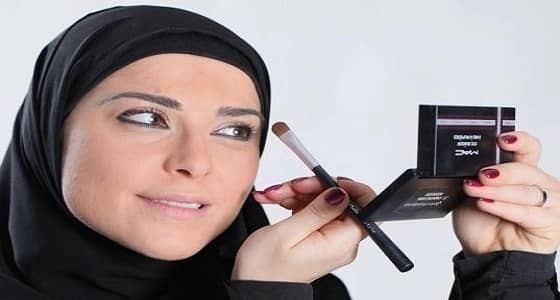 المديرات المبالغات في الـ " ميك أب " أقل كفاءة في العمل