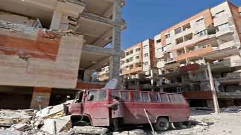 لحظة هروب إيرانيين من منازلهم بعد وقوع الزلزال.. فيديو