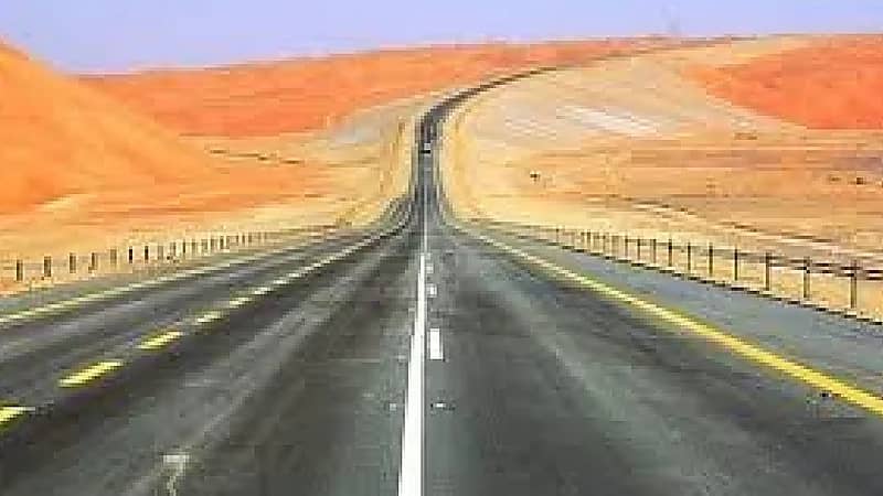 حرس الحدود ينقذ خليجي تعطلت مركبته على طريق عمان