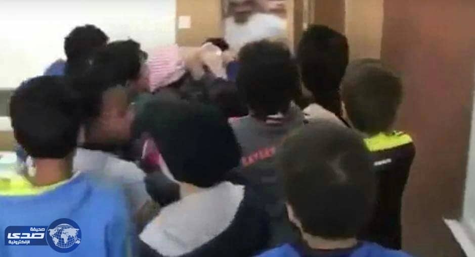 بالفيديو .. ردة فعل مؤثرة لطلاب صغار في وداع معلمهم المنقول لمدرسة أخرى