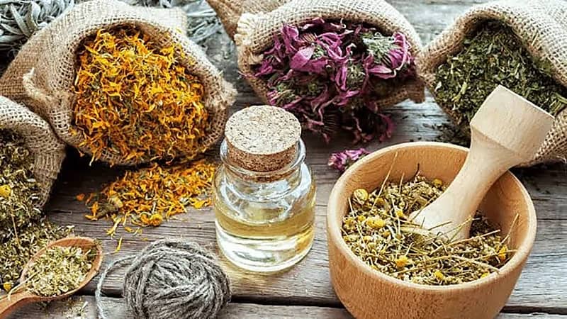 استشاري يكشف عن مخاطر عديدة للخلطات الشعبية