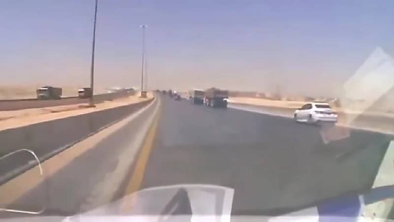 تهور سائقين كاد أن يتسبب في حادث مروع .. فيديو