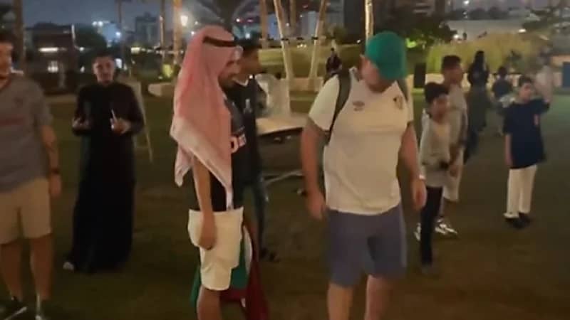 مشجع برازيلي يرتدي الشماغ منطقة الفان زون .. فيديو