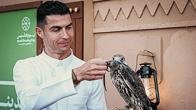 رونالدو يحمل صقرا ولويس كاسترو بالزي الوطني في يوم التأسيس .. فيديو