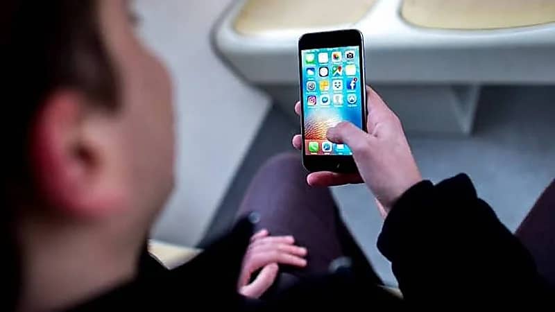 خبراء يكشفون حقيقة تنصت الهاتف على صاحبه