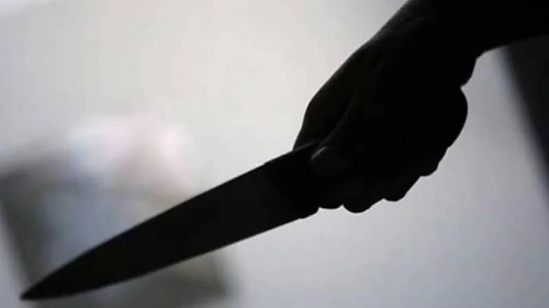 إمرأة تهاجم طبيب قلب شهير بطعنات قاتلة