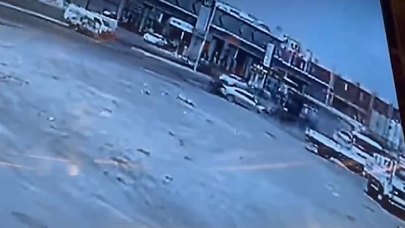 بالفيديو.. مركبة تسير بسرعة جنونية تصطدم بـ ”شاحنة” في جدة