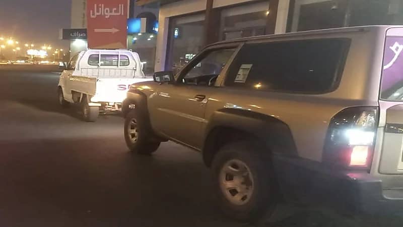 ضبط قائد مركبة يسير دون أنوار خلفية معرضا حياة الآخرين للخطر