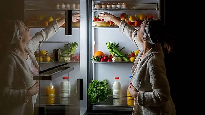 4 مخاطر لتناول الفاكهة مساءً يجب الحذر منها