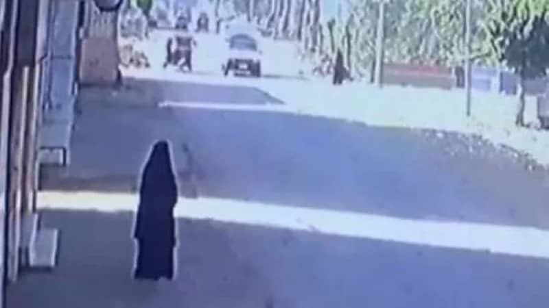 شاهد.. لحظة انتحار قاتلة أطفالها الثلاثة أمام جرار زراعي بعد ذبحهم