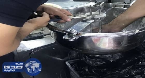 بالصور.. الدفاع المدني ينقذ عامل احتُجزت يده بآلة عجن بالرياض